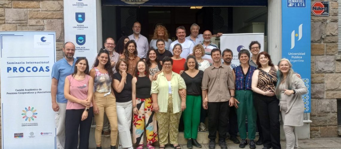 Bárbara Altschuler (UNQ) y Daniel García (UNQ) junto a los demás miembros del Comité Académico del PROCOAS 2024