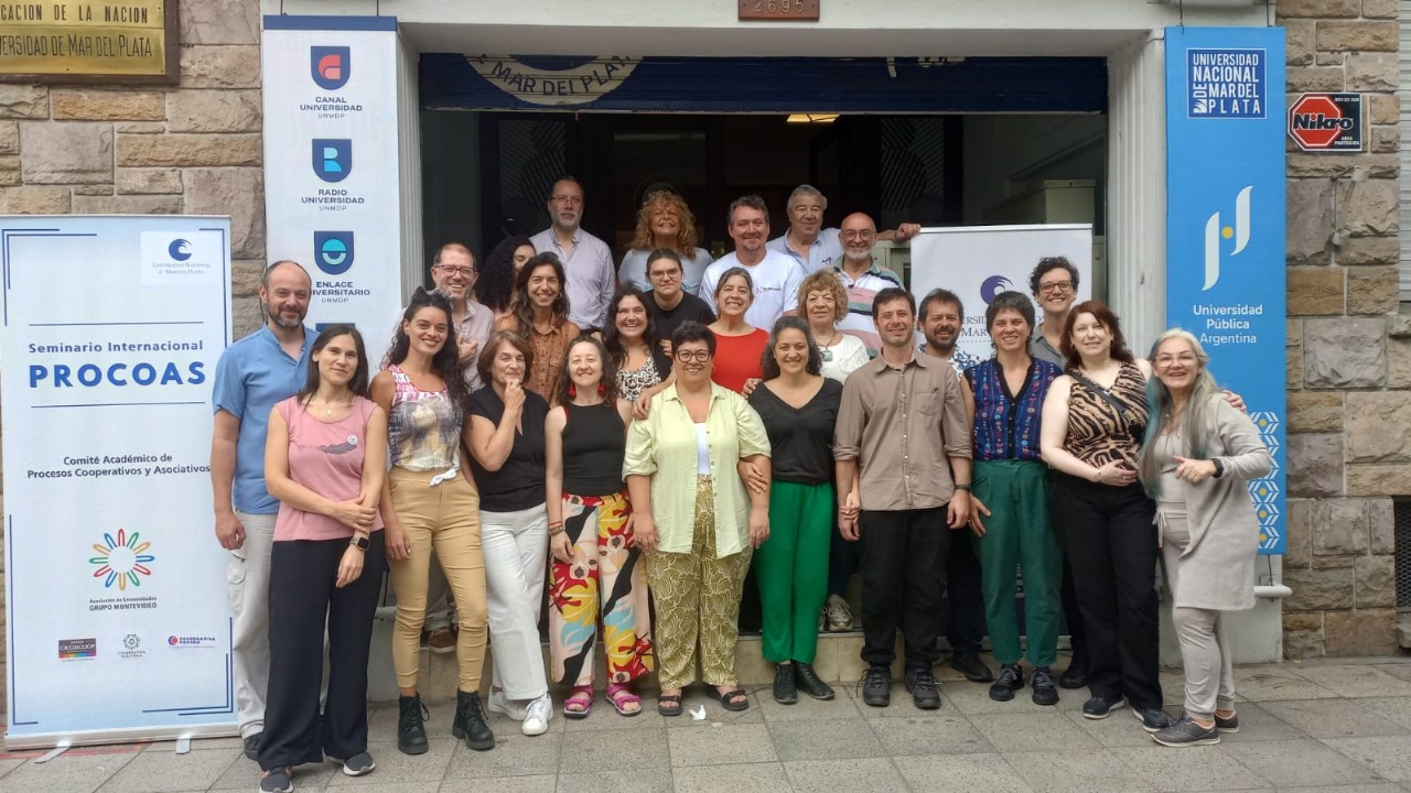 Bárbara Altschuler (UNQ) y Daniel García (UNQ) junto a los demás miembros del Comité Académico del PROCOAS 2024
